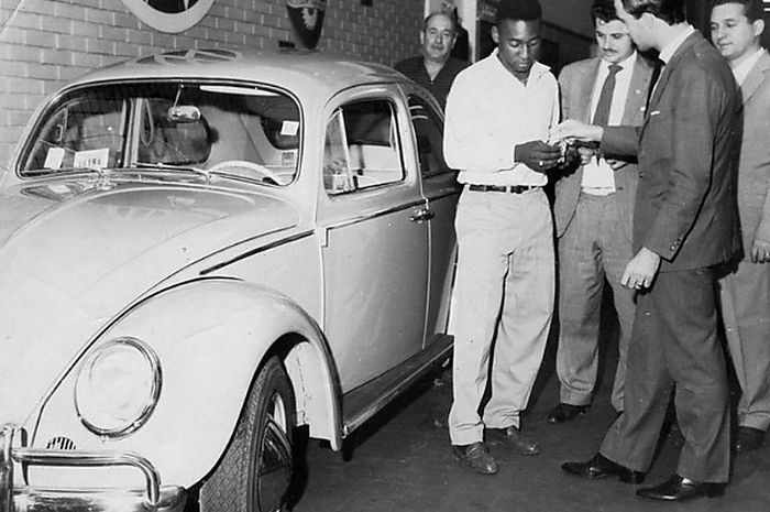 Pele yang datang menggunakan Volkswagen Beetle, ketika menemui koleganya.