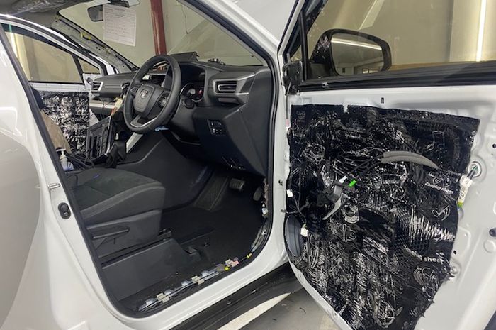 Kabin Toyota Innova Zenix cukup ditambahkan peredam agar makin minim vibrasi dan delay suara