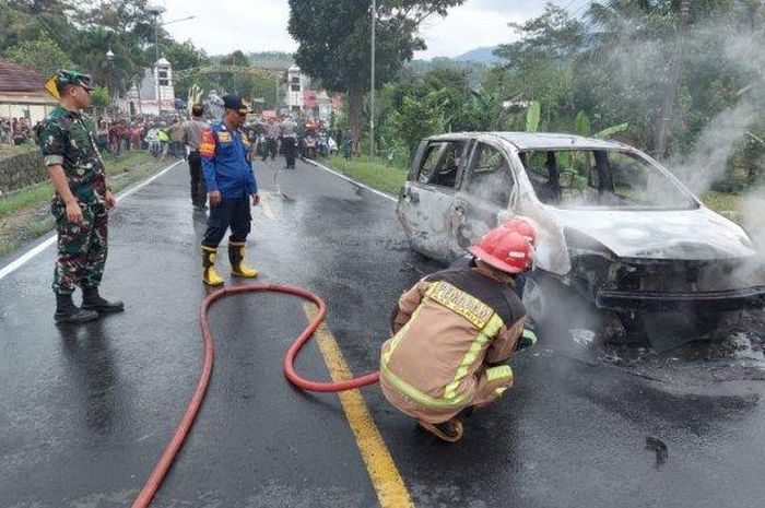 Nissan Grand Livina terbakar di jalan nasional Malangbong, desa Cinagara, Malangbong, Garut, Jawa Barat