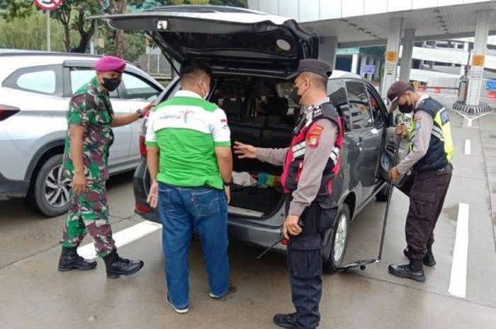 Random Check mobil yang memasuki bandara Soekarno-Hatta sebagai pengaman jelang pergantian tahun 2023