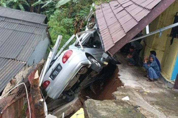 Toyota Corolla Altis milik warga desa Kopo, Cisarua, kabupaten Bogor, Jawa Barat terjungkal hebat imbas tanah longsor, (30/12/22)
