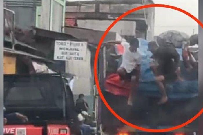 Tangkapan layar video viral aksi bajing loncat di Jalan Logistik, Koja, Jakarta Utara.