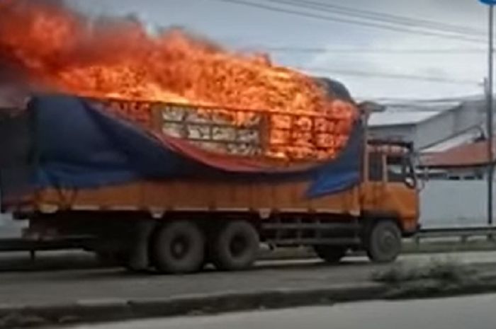 Truk muatan springbed dan 2 forklift terbakar di jalan Sayung Semarang Demak pada Kamis (29/12/2022) (Tangkapan layar)