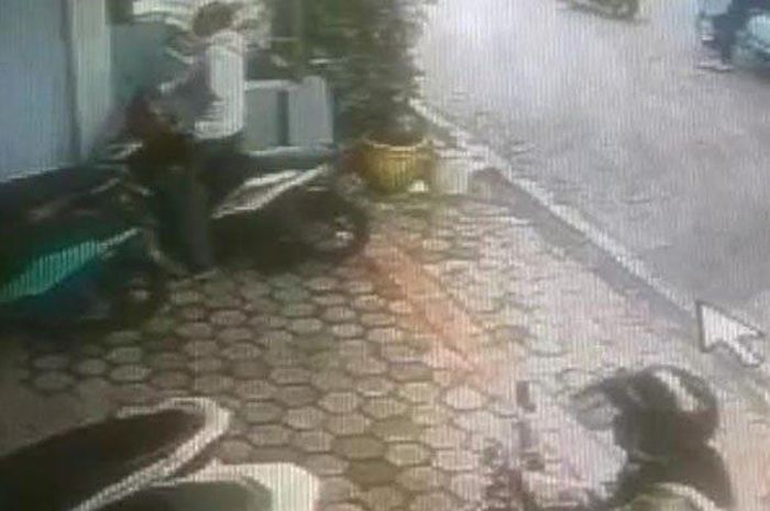 Tangkapan layar CCTV Pelaku pencurian motor Honda BeAT (baju putih) di halaman toko komputer di Banyuwangi, Jumat (30/12/2022). 