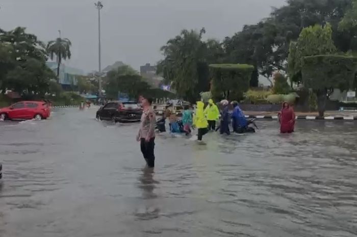Banjir sempat menggenangi sejumlah ruas jalan protokol di Kota Semarang, pada Sabtu (31/12/2022).