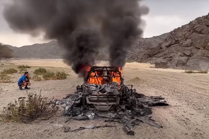 Sebuah mobil terbakar habis di etape 1 Reli Dakar 2023