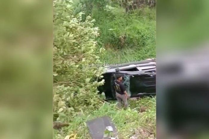 Toyota Avanza jumpalitan ke jurang di Kampung Loa, Tamansari, kabupaten Bogor, Jawa Barat