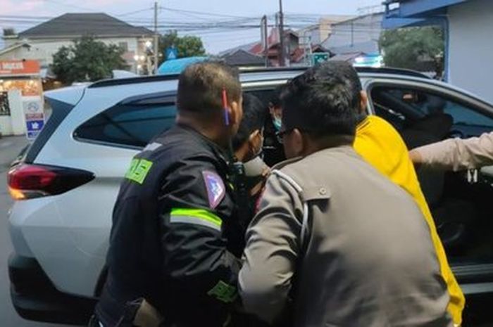 Aksi heroik polisi dari Satlantas Polres Karawang evakuasi penumpang bus yang pingsan di jalan tol, Minggu (01/01/2023).