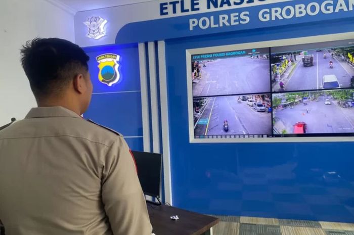 Satlantas Polres Grobogan memantau rekaman kamera E-TLE dalam menindak pelanggar lalu lintas.