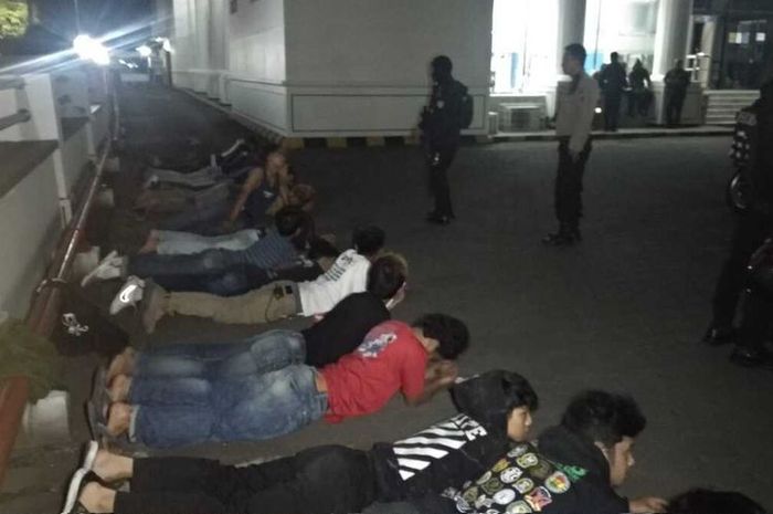 gaya-gayaan di malam tahun baru, puluhan geng motor dibuat tiarap pak polisi