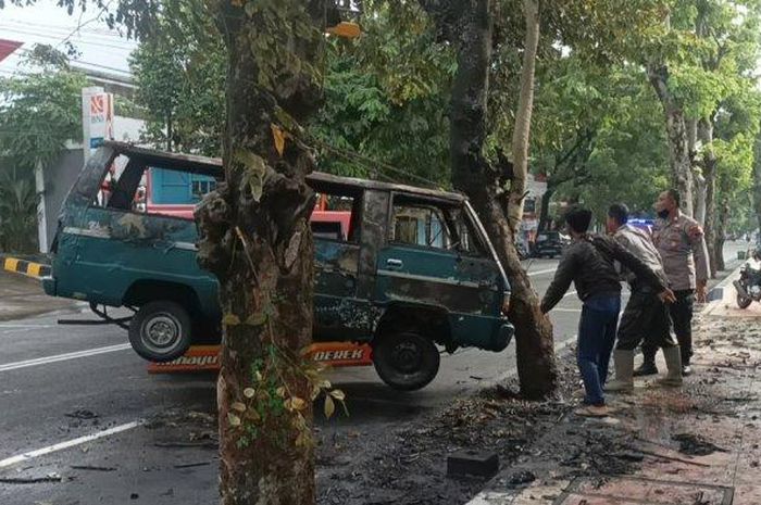 Mitsubishi L300 terbakar saat isi bensin di SPBU Jl Jenderal Sudirman, Kudus, Jawa Tengah, (2/1/23)