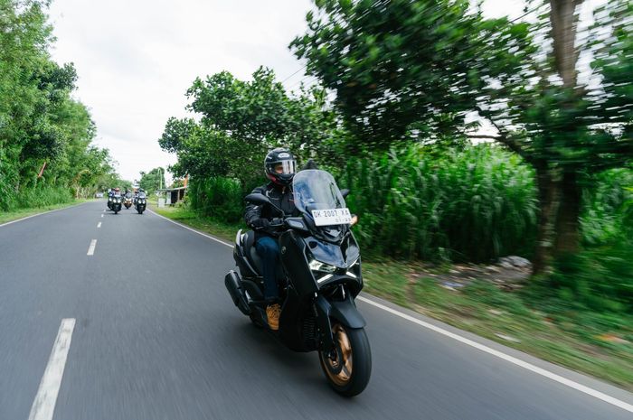 First Ride Yamaha XMAX Connected