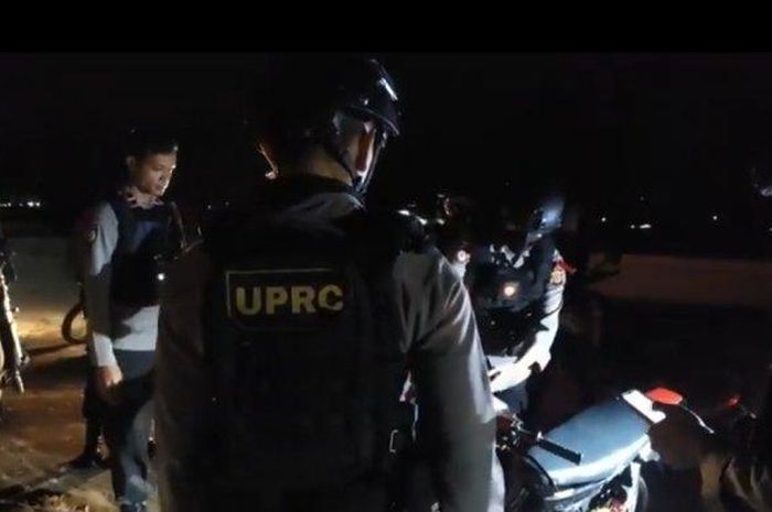 Polisi dari Tim UPRC Polres Garut temukan motor tanpa pemilik saat melakukan patroli, Minggu (01/01/2023).