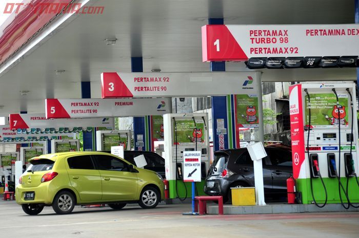 alasan harga BBM Pertamax turun jadi Rp 12.800 per liter.