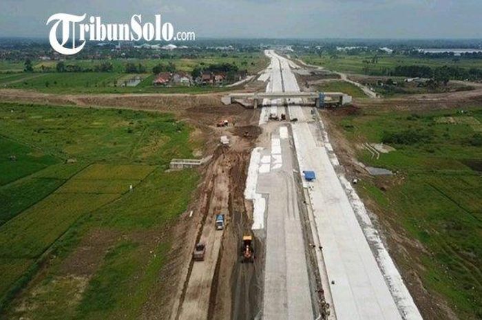 Penampakan Jalan Tol Solo-Jogja di wilayah Kecamatan Banyudono, Kabupaten Boyolali, Selasa (03/01/2023).