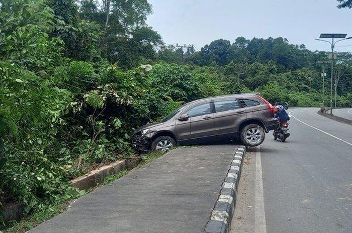 Honda CR-V Gen 3 sepak trotoar akibat pengemudi mengantuk di Bontang, Kalimantan Timur