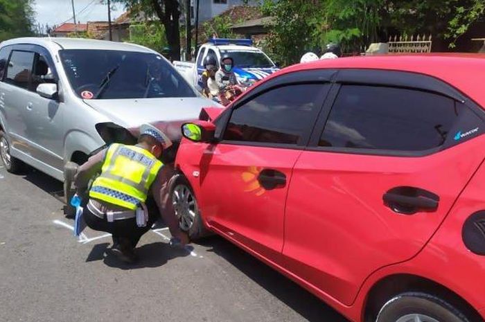 Tabrakan beruntun antara dua unit Honda Brio dan dua mobil lainnya terjadi di Jalan Raya Banyuwangi-Jember pada Selasa (3/1/2023).  
