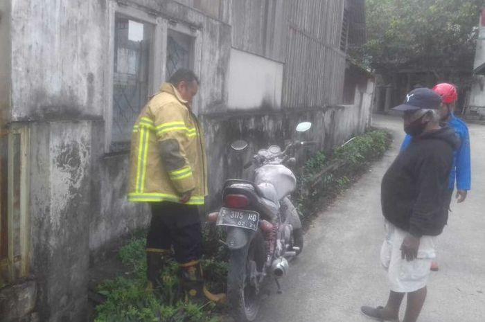 Suzuki Thunder terbakar saat pemilik asyik sedot bensin dari tangki ke jeriken untuk dijual lagi di muka SPBU Gunung Guntur, Balikpapan Tengah