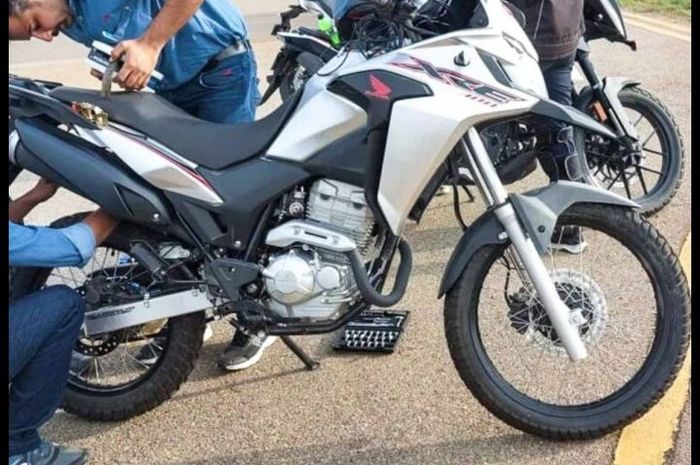 Bocoran foto motor adventure baru Honda XRE300 di India