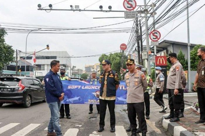 Kamera ETLE yang baru saja dipasang di satu lokasi kawasan Jalan Daan Mogot Km 27, Kamis (05/01/2023). 