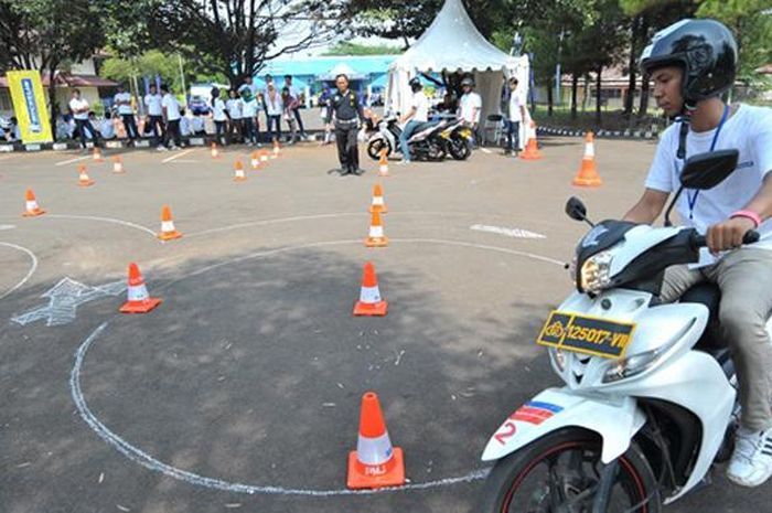 Mitos ujian praktik SIM C pakai gigi 2 dijamin lolos, polisi ungkap faktanya.