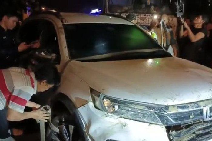 Honda BR-V setelah terperosok ke dalam sungai di Kota Semarang.