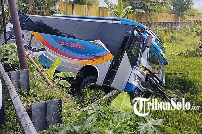 Bus PO Sugeng Rahayu nopol W 7377 UZ nyosor ke sawah usai hantam pembatas jalan dan lampu APILL di Bypass Klaten, Jawa Tengah