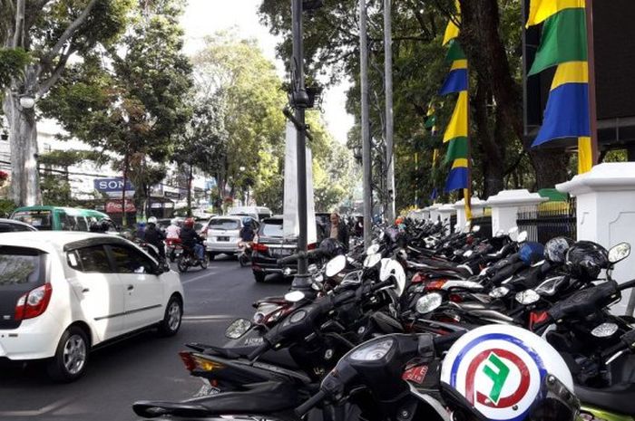 Trotoar di depan Balai Kota Bandung yang mestinya diperuntukkan bagi pejalan kaki, dipakai oleh pengguna sepeda motor untuk memarkirkan kendaraannya (11/9/2017).