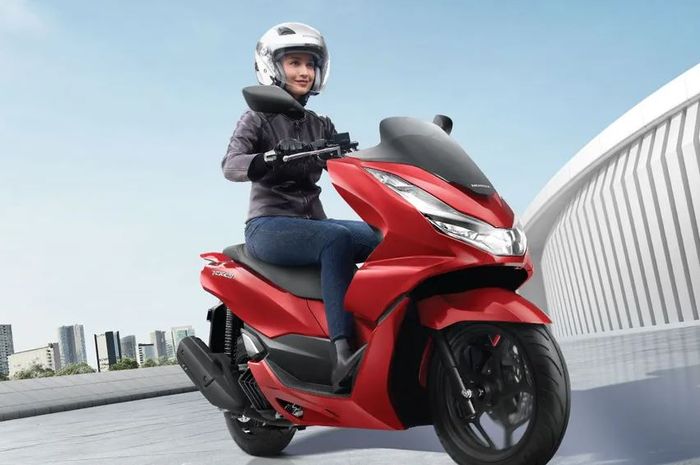 Harga motor baru Honda PCX 160 per Januari 2023 mengalami kenaikan.