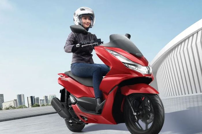 Harga motor baru Honda PCX 160 per Januari 2023 mengalami kenaikan.