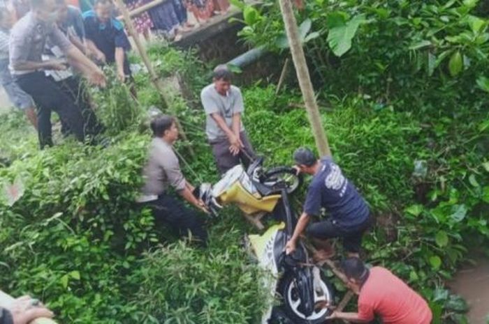 Skutik Yamaha Mio J yang dievakuasi dari sungai di Jalan Raya Desa Selanegara, Kaligondang, Purbalingga, Jawa Tengah.