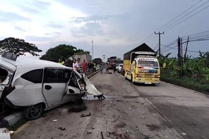 Toyota Calya hancur ditabrak Mitsubishi L300 usai pecah ban naik pembatas jalan nyeberang ke jalur lawan di Sukasari, Subang, Jawa Barat