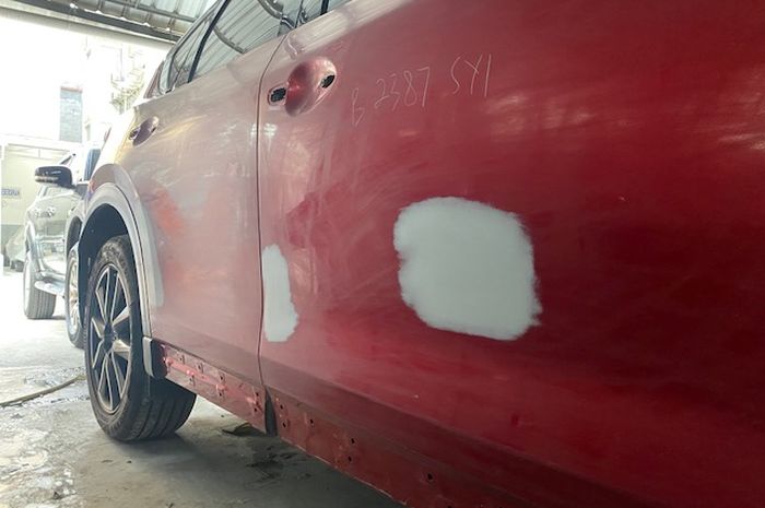 Epoxy dan dempul diperlukan sebelum mengecat mobil