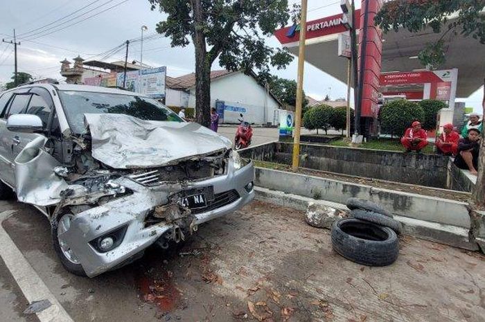 Kondisi Toyota Kijang Innova hancur usai adu gebrak musuh truk tangki Solar di Sempaja Selatan, Samarinda Utara, Kalimantan Timur
