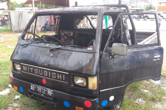 Mitsubishi L300 godong dilalap api di dekat Pintu Tol Colomadu, Karanganyar, Jawa Tengah, pada Selasa (10/01/2023).