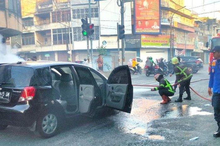 Chevrolet terbakar di Jl Sutomo, Medan Kota, Medan, Sumatera Utara