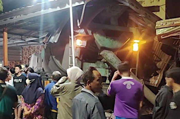 Tragedi Truk molen di Madiun yang hantam motor, mobil sampai rumah warga. Dua orang dinyatakan tewas