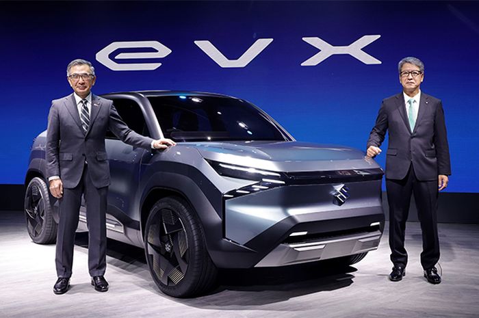 Suzuki memperkenalkan mobil listrik konsep Suzuki eVX di Auto Expo 2023.