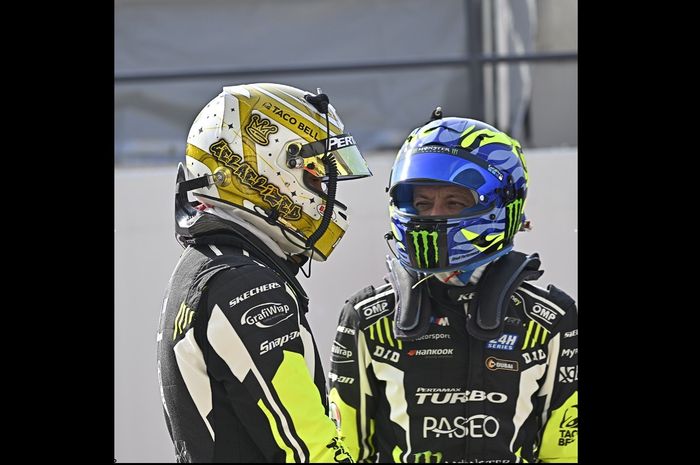 Balapan di Dubai 24 Hours bareng Sean Gelael, Valentino Rossi memakai baju balap dengan logo brand Indonesia