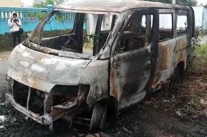 Daihatsu Gran Max berubah jadi besi kiloan setelah terbakar habis di depan SDN Cinangsi, Cibogo, kabupaten Subang, Jawa Barat