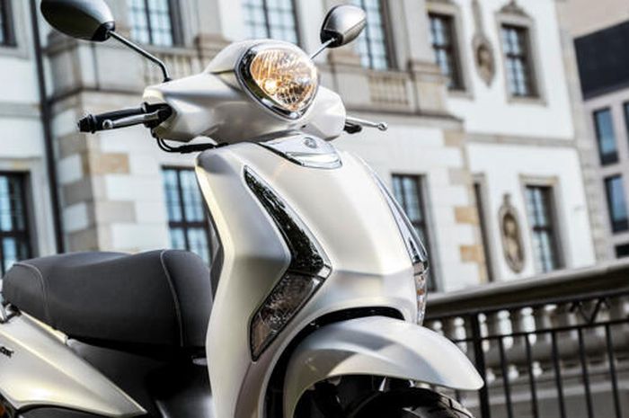 penamapakan motor matic 125 cc baru Yamaha pesaing Vespa.