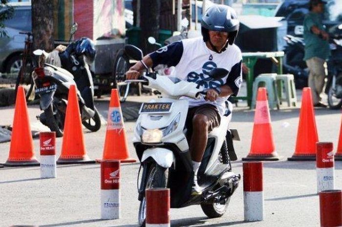 Mempermudah para pemohon, Polisi siapkan buku kumpulan soal Ujian Teori SIM.