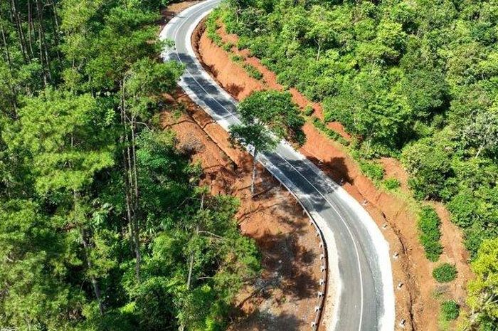 Kondisi Jalan Provinsi Brebes-Cilacap setelah dilakukan perbaikan pada awal 2023.