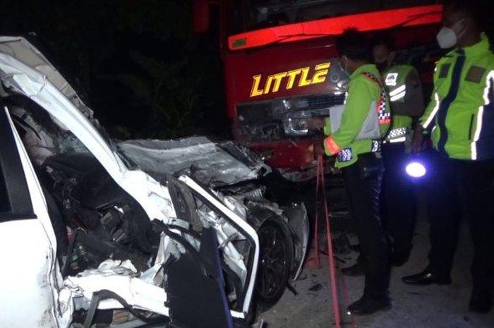 Honda Mobilio berisi delapan orang gepeng, lima tewas, tiga luka berat usai hantam truk parkir di Ring road Ngawi, desa Kandangan, Ngawi, Jawa Timur