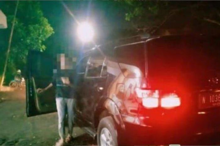 Sejoli muda-mudi tepergok Satpol PP dan warga berpacaran di dalam Toyota Fortuner pelat merah N 1036 NP di stadion Bayuangga, kota Probolinggo