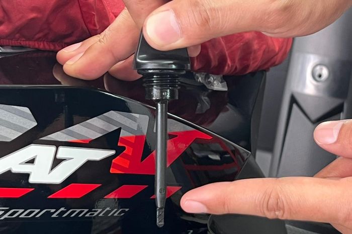 Ilustrasi Dip Stick pada tutup oli