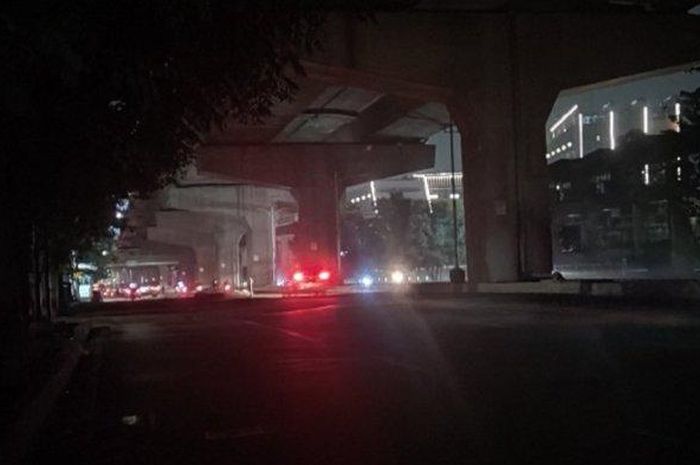 Jala Raya Bekasi Cakung gelap gulita, bukan error tapi ulah maling kabel bawah tanah