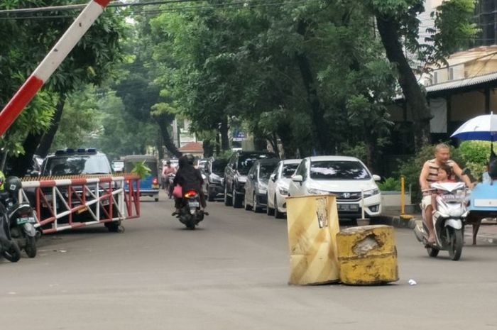 Ilustrasi parkiran mobil dan motor di tepi jalan kota Surabaya, Jawa Timur
