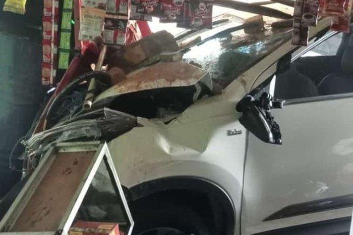 Kondisi Toyota Rush setelah terobos warung kelontong di jalan raya Ciparay, Jampangkulon, Sukabumi.