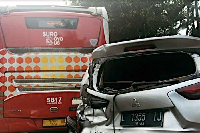 Mitsubishi Xpander ditabrak bus Suroboy dari belakang akibat pengereman mendadak di Jl Basuki Rahmat, Surabaya, Jawa Timur